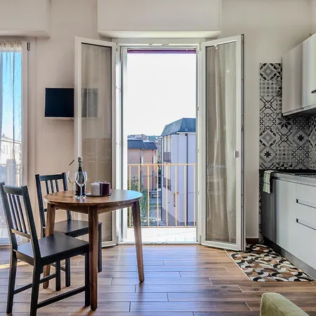 Apartment Room77